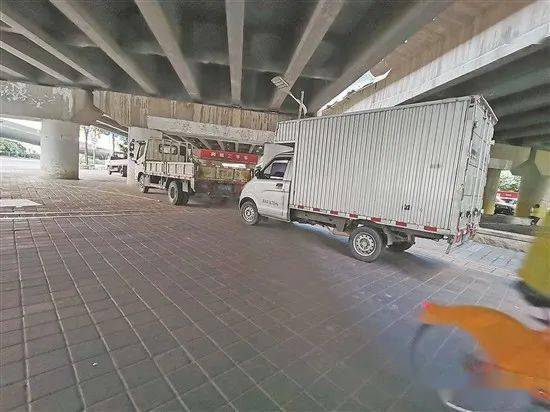 泉州市区泉秀街沈海高速桥底下 货运车辆占道,影响他人通行